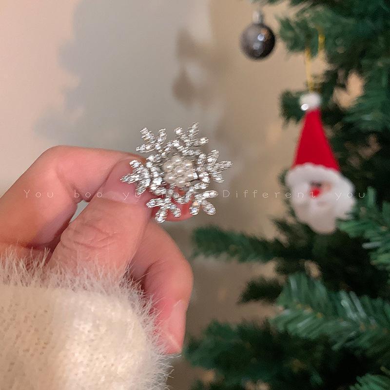 Cyrstal Snowflake Pearl Hair Clip Winter Girls Small Sweet Bobby Pins Women Fashion Retro Flower Hairside Headwear Accessories Hair Jewelry - الصورة 6